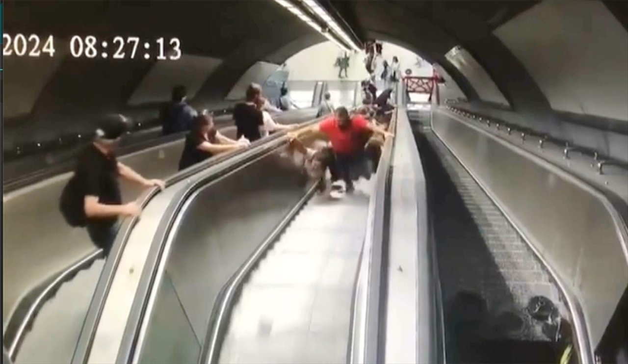 İzmir Metrosu'nda merdiven faciası! Çok sayıda kişi yaralandı...